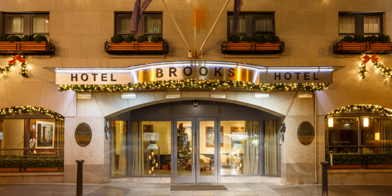 A hotel entrance with christmas lights and decorations