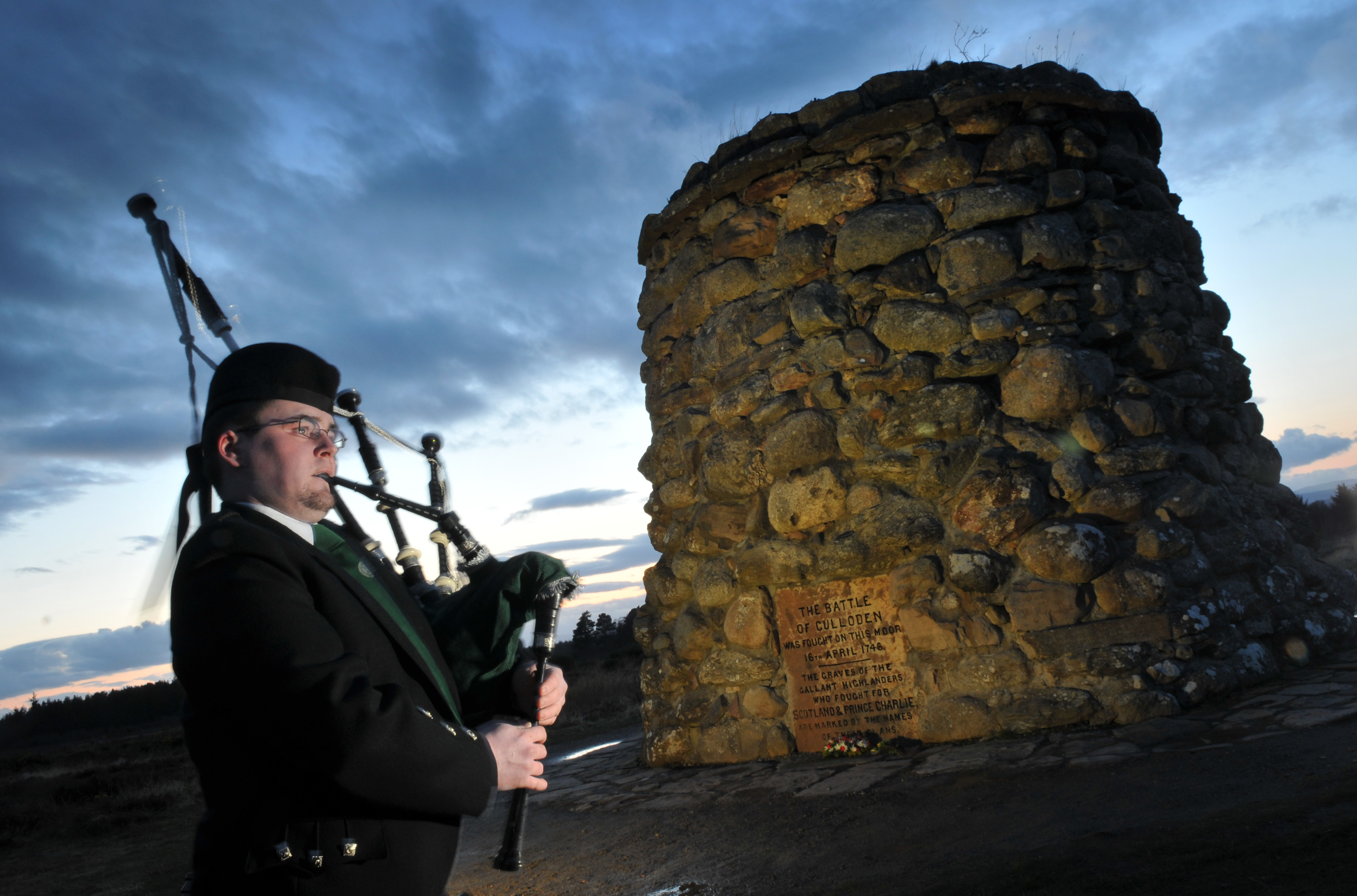 Man playing traditional Scottish music on Culloden Battlefield