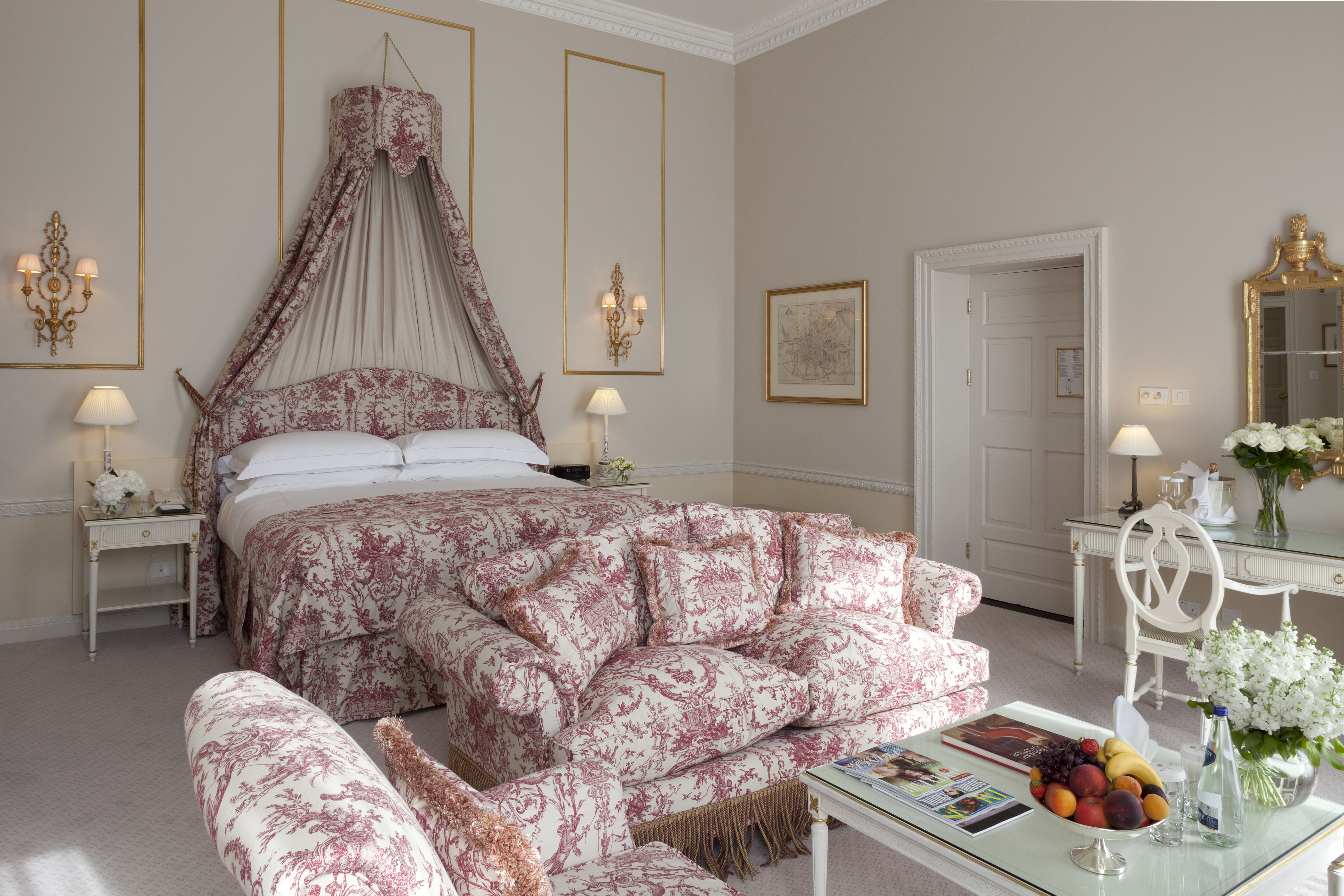 Junior suite with large bed and pink couch in the Merrion Hotel in Dublin