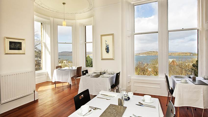 Brendan Vacations - Greystones Oban - Guest dining room with view