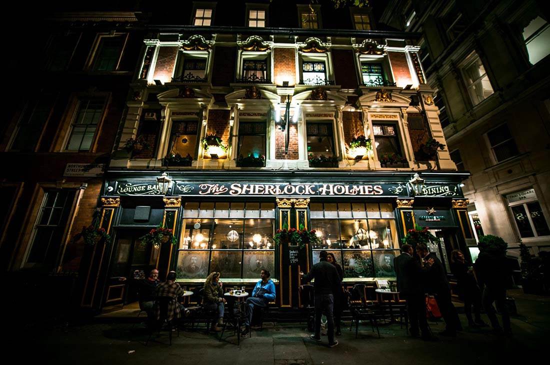 Sherlock Holmes pub in London by night