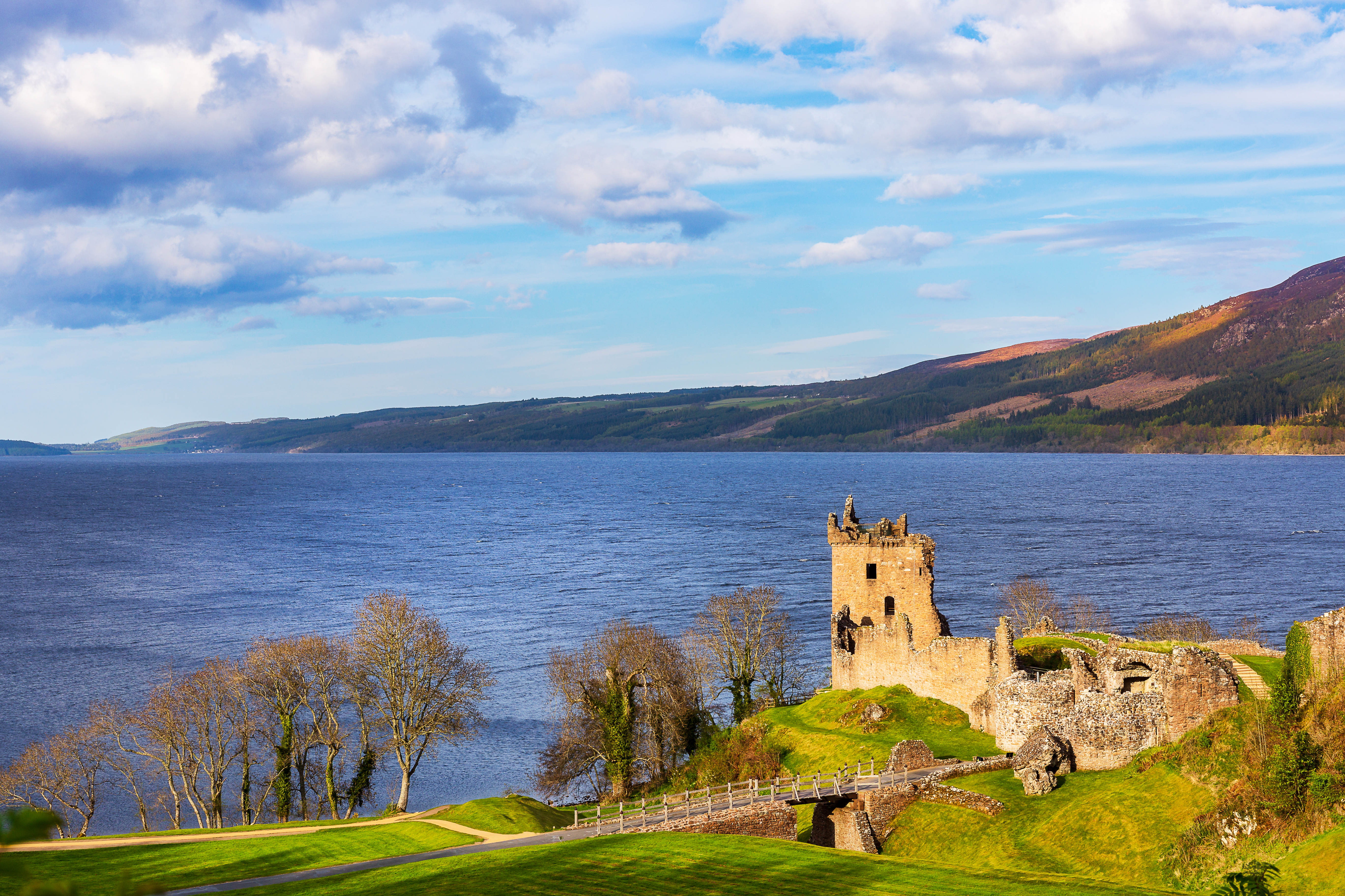 Cruise Loch Ness in Scotland