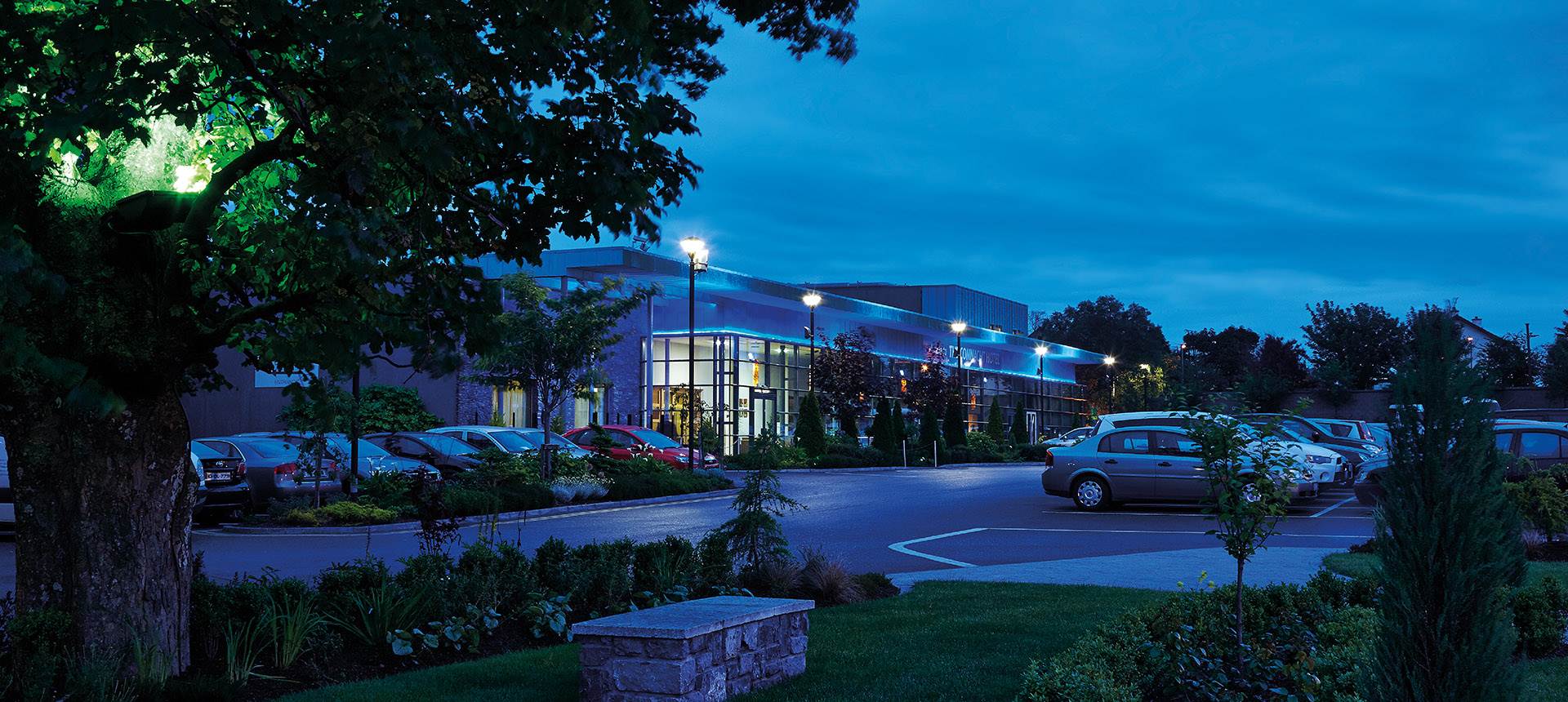 A parking lot with cars parked in front of it