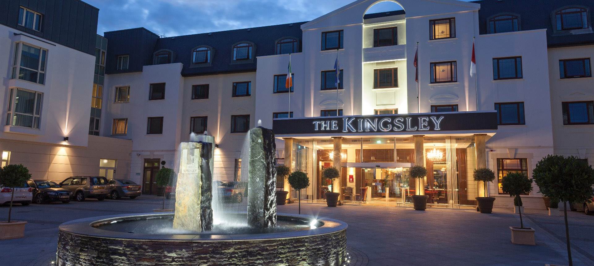Exterior of Kingsley hotel, water fountain in front