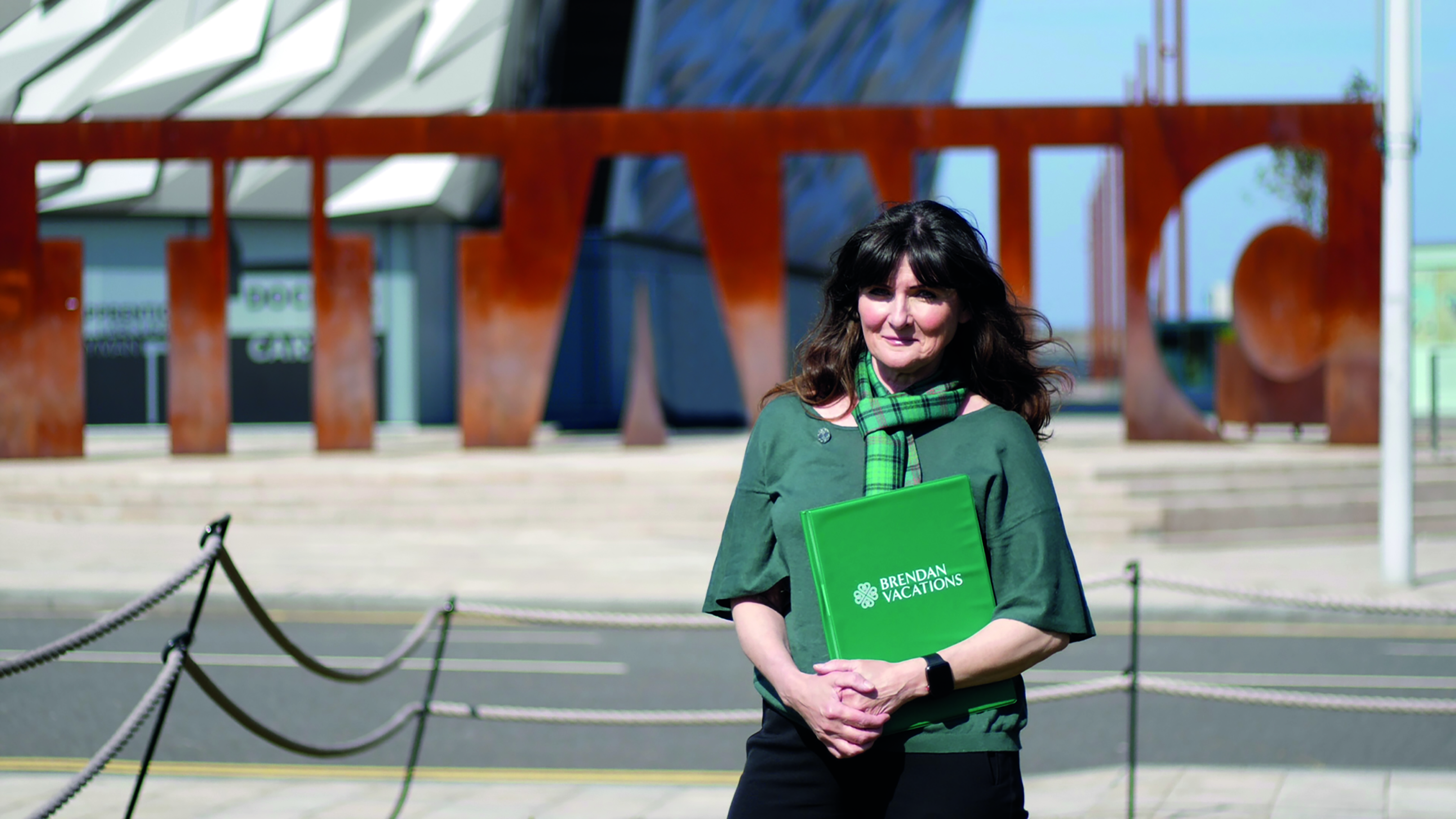 Guests meet Local Specialist Dee Morgan for an insightful tour of Belfast Northern Ireland 